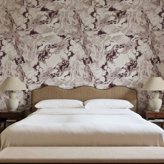 Tapet cu efect de marmură roz în dormitor