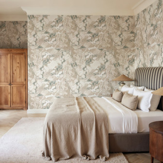 Dormitor cu tapet bej cu aspect de marmură