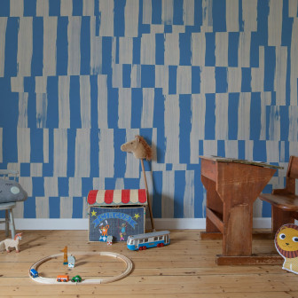 Fototapet cu linii albastre și albe într-o cameră de joacă pentru copii