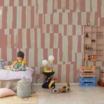 Tapet cu dungi roz în camera unui copil