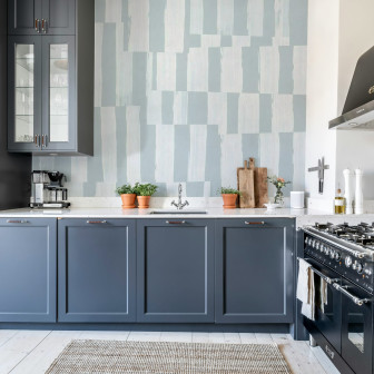 Tapet cu linii întrerupte albastre într-o bucătărie modernă