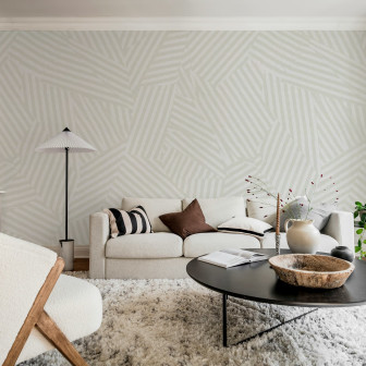 Tapet cu țesătură abstractă bej într-un living modern