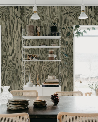 Tapet cu aspect de lemn gri în living modern