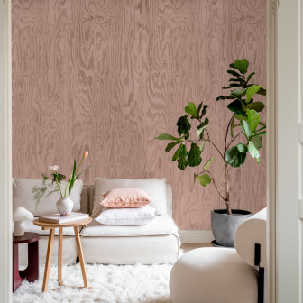 Tapet cu nuanțe de lemn roz într-o cameră decorată modern