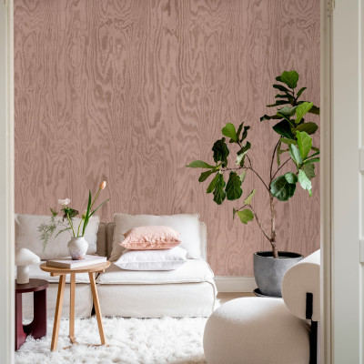 Tapet cu nuanțe de lemn roz într-o cameră decorată modern