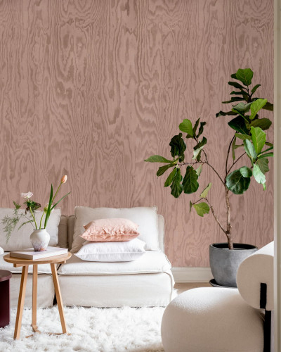 Tapet cu nuanțe de lemn roz într-o cameră decorată modern