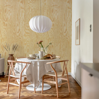 Tapet cu aspect de lemn de pin într-o sufragerie elegantă