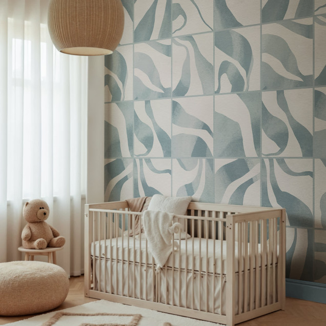 Tapet cu model geometric albastru într-o cameră de zi