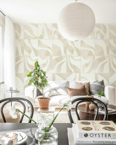 Tapet bej cu model abstract într-un living modern