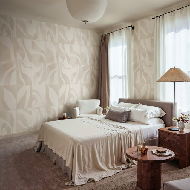 Tapet bej cu model abstract într-un living modern