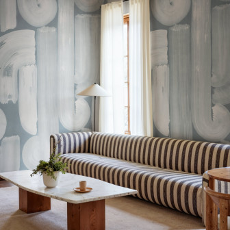 Tapet cu design de pensule albastre într-o cameră de zi modernă