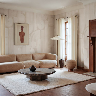 Tapet bej cu design de perii fine într-un living elegant