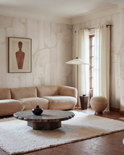 Tapet bej cu design de perii fine într-un living elegant