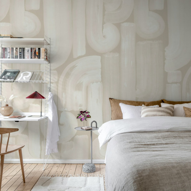 Tapet bej cu design de perii fine într-un living elegant