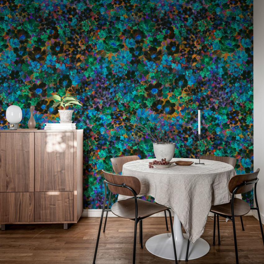 Dormitor cu tapet floral pastelat
