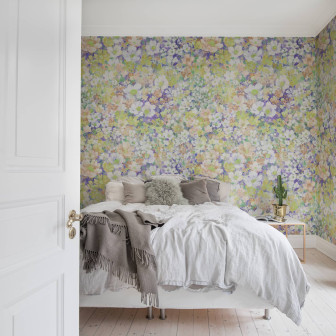 Dormitor cu tapet floral pastelat