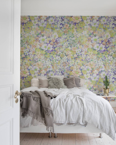 Dormitor cu tapet floral pastelat
