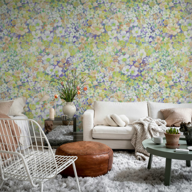 Dormitor cu tapet floral pastelat