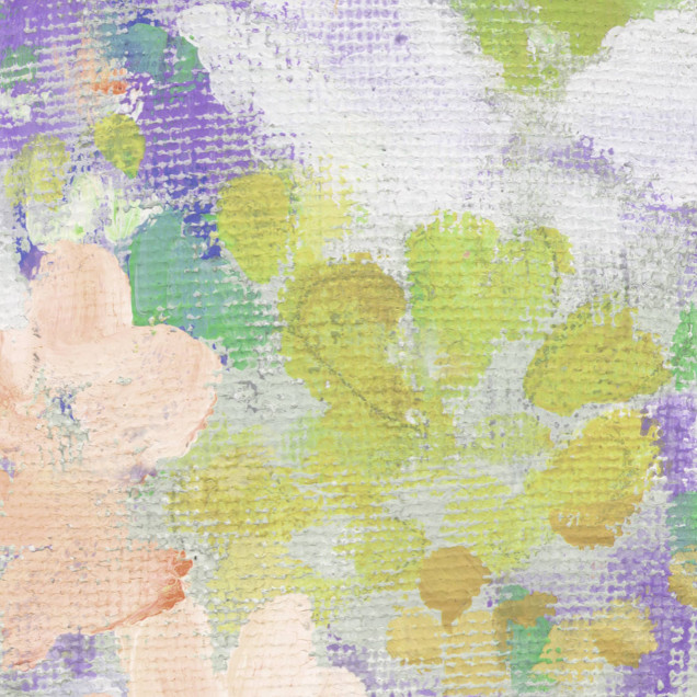 Dormitor cu tapet floral pastelat
