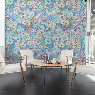 Fototapet floral cu flori albastre și violet într-un interior modern