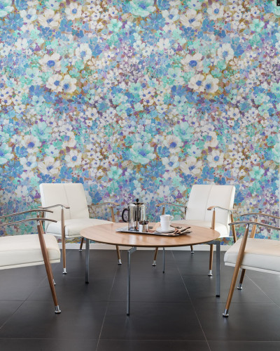 Fototapet floral cu flori albastre și violet într-un interior modern