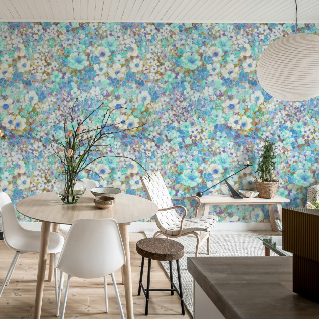 Fototapet floral cu flori albastre și violet într-un interior modern