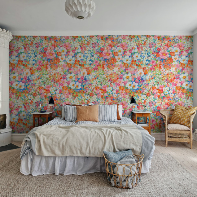 Fototapet floral colorat Flowerhaze într-un living modern