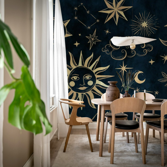 Tapet cu design astrologic, cu soare, luna și stele aurii pe fundal întunecat