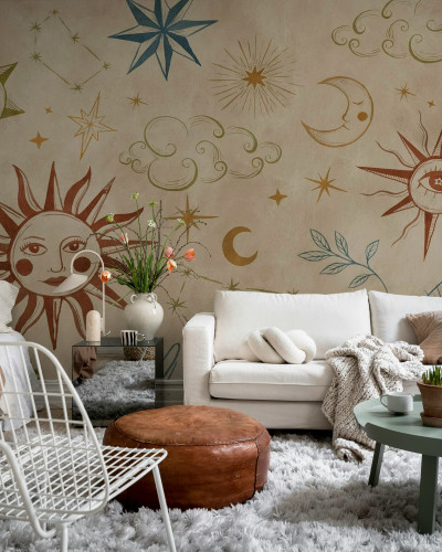 Tapet cu motive astrologice multicolore într-un living modern.