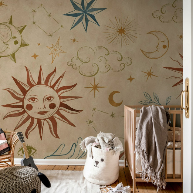 Tapet cu motive astrologice multicolore într-un living modern.