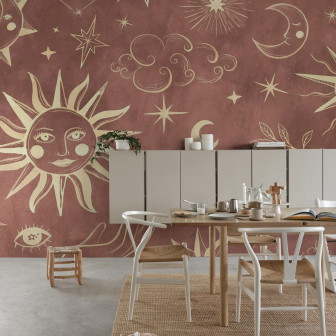 Tapet cu design astronomic in nuante de rosu, cu soare, luna si stele.
