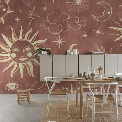 Tapet cu design astronomic in nuante de rosu, cu soare, luna si stele.