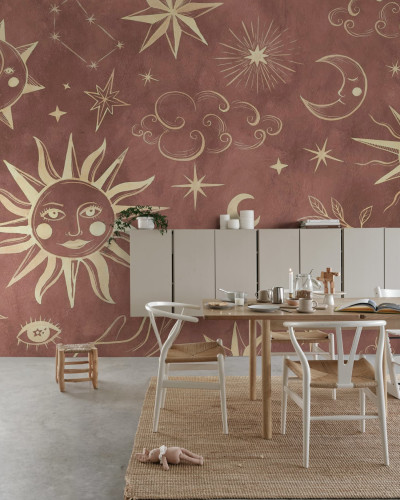 Tapet cu design astronomic in nuante de rosu, cu soare, luna si stele.