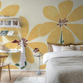 Tapet floral galben cu design schițat într-un dormitor modern