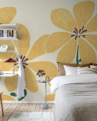 Tapet floral galben cu design schițat într-un dormitor modern