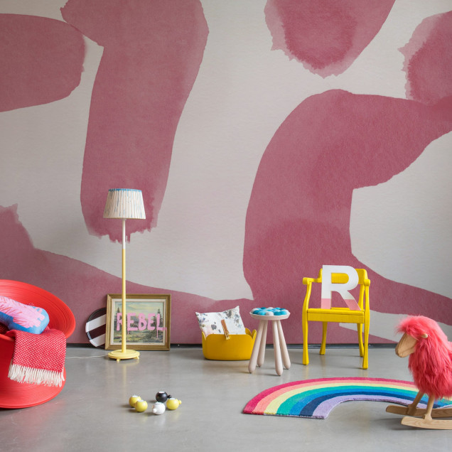 Fototapet cu forme abstracte roz într-o cameră modernă