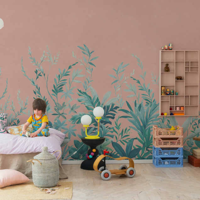 Tapet cu design tropical, frunze verzi pe fundal roz