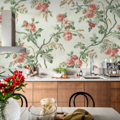 Tapet floral cu ghirlande de trandafiri roz într-o bucătărie modernă.