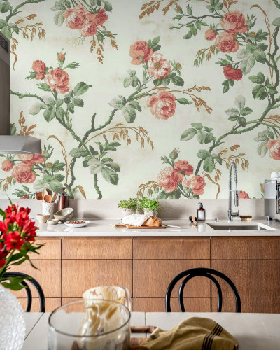 Tapet floral cu ghirlande de trandafiri roz într-o bucătărie modernă.