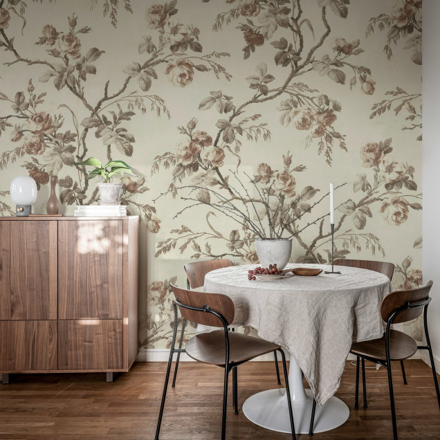 Tapet floral bej cu ghirlande de trandafiri într-un dormitor