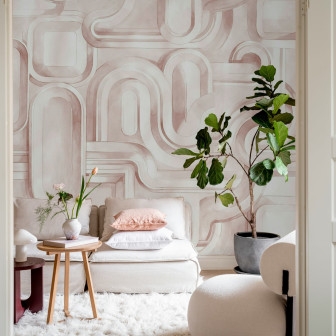 Tapet abstract roz în decor interior modern