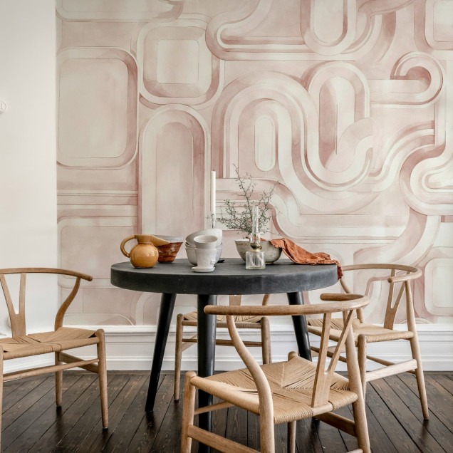 Tapet abstract roz în decor interior modern