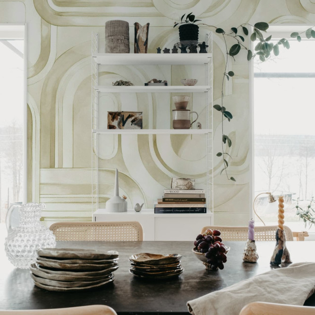 Tapet cu design abstract bej într-un dormitor modern