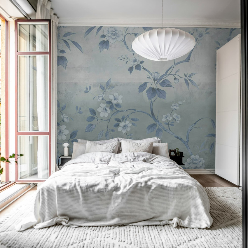 Dormitor decorat cu tapet floral roz