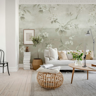 Tapet floral bej într-un living decorat cu gust