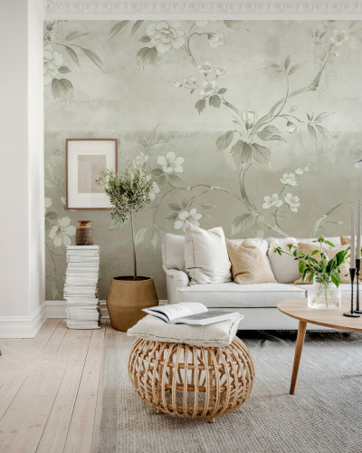 Tapet floral bej într-un living decorat cu gust