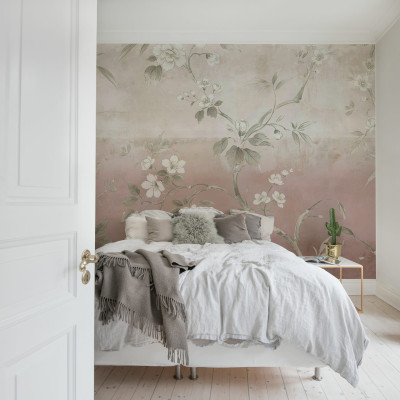 Dormitor decorat cu tapet floral roz