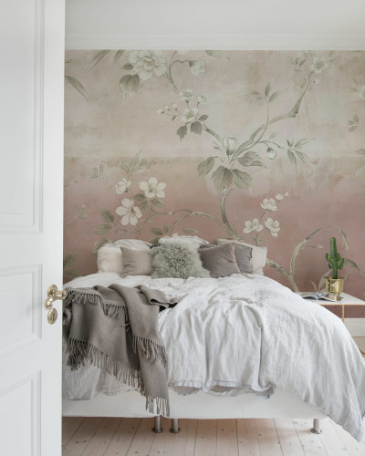 Dormitor decorat cu tapet floral roz