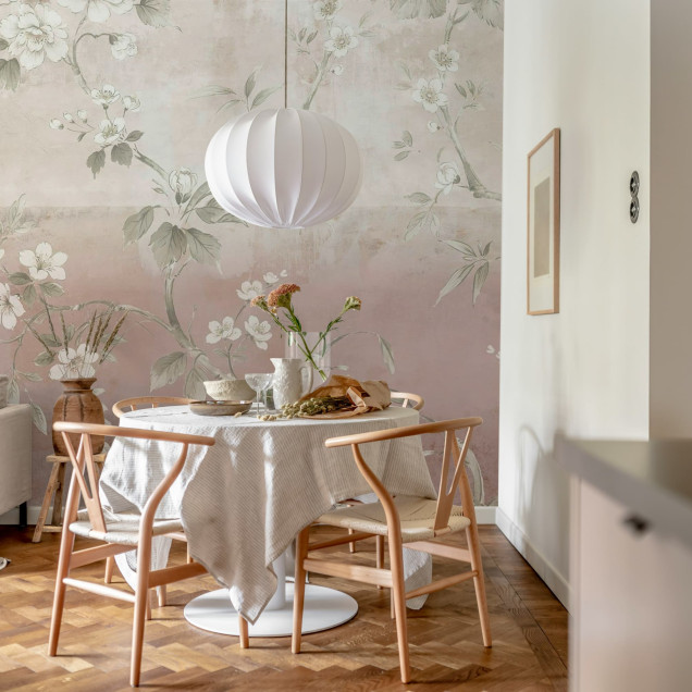 Dormitor decorat cu tapet floral roz