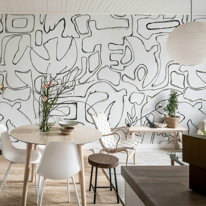 Tapet bej cu design abstract într-un living luminos